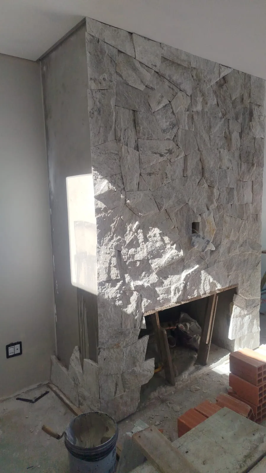 Acabamento em pedra em ambiente interno residencial