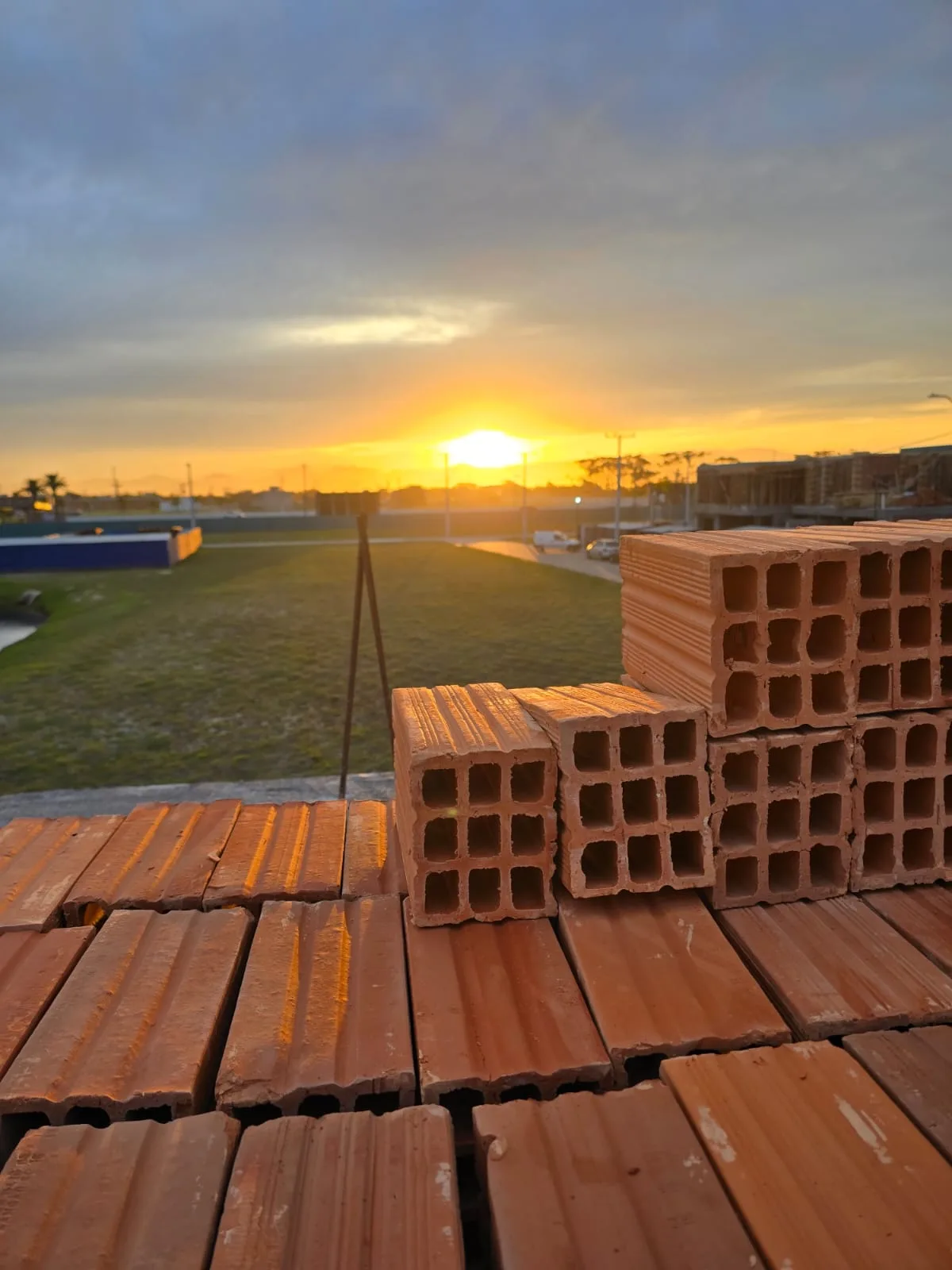 Alvenaria e materiais de obra ao entardecer