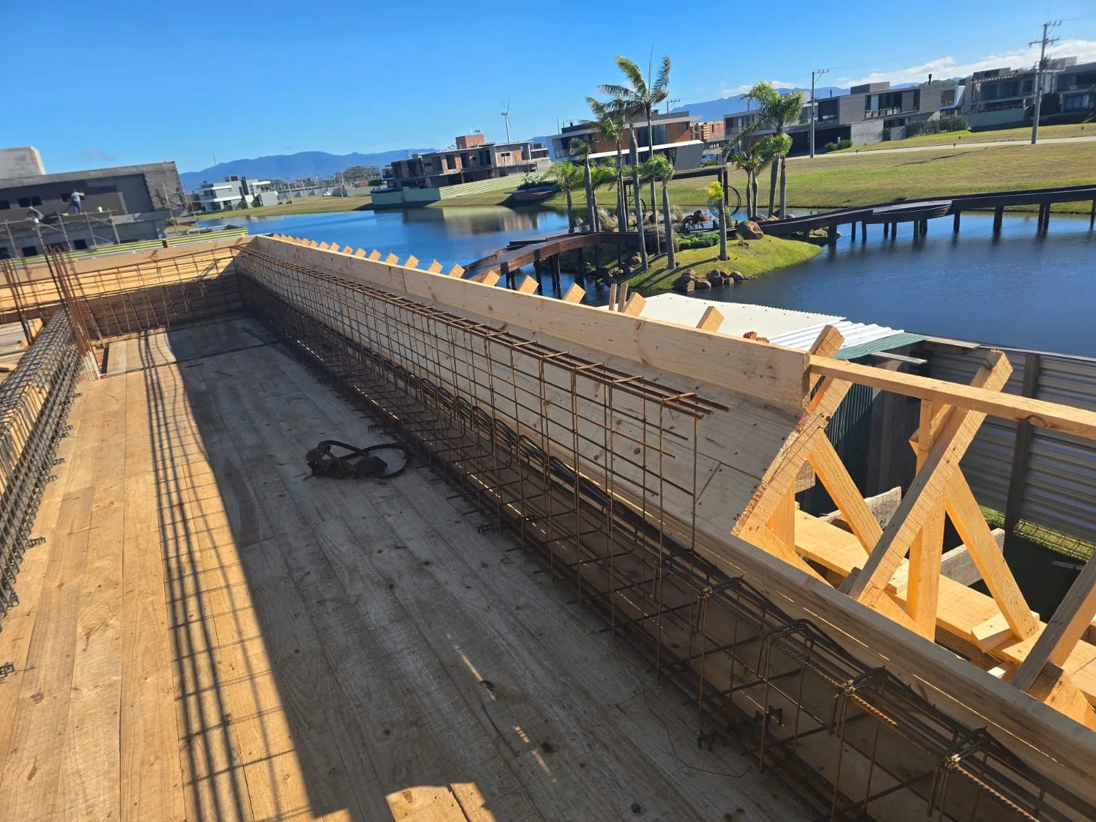 Estrutura e formas de obra residencial em andamento