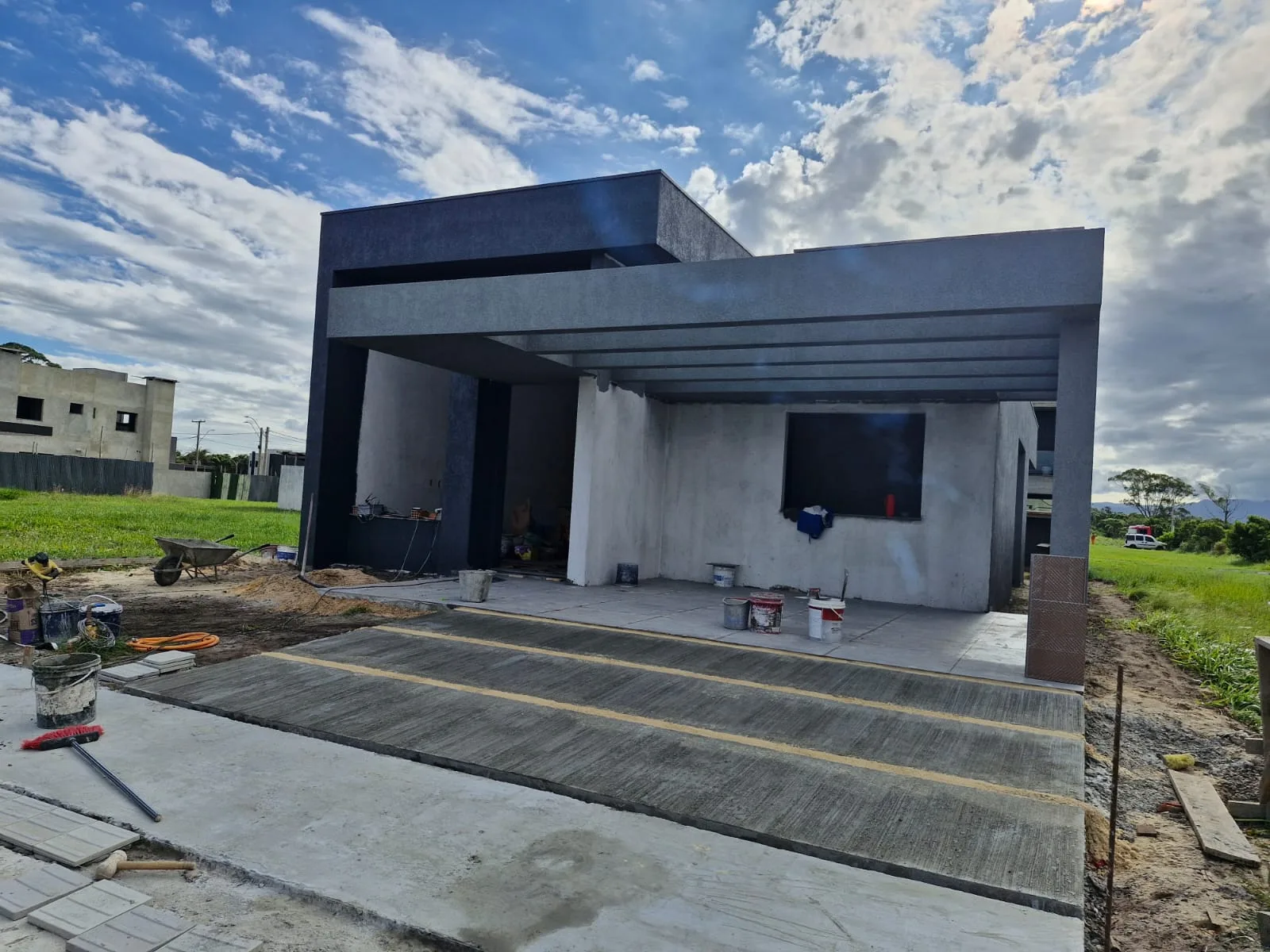Fachada de residência contemporânea durante a finalização externa